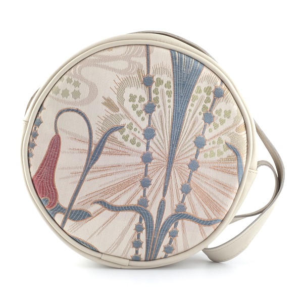 Ronde handtas van elegante art nouveau stof, gecombineerd met crèmekleurig leder.