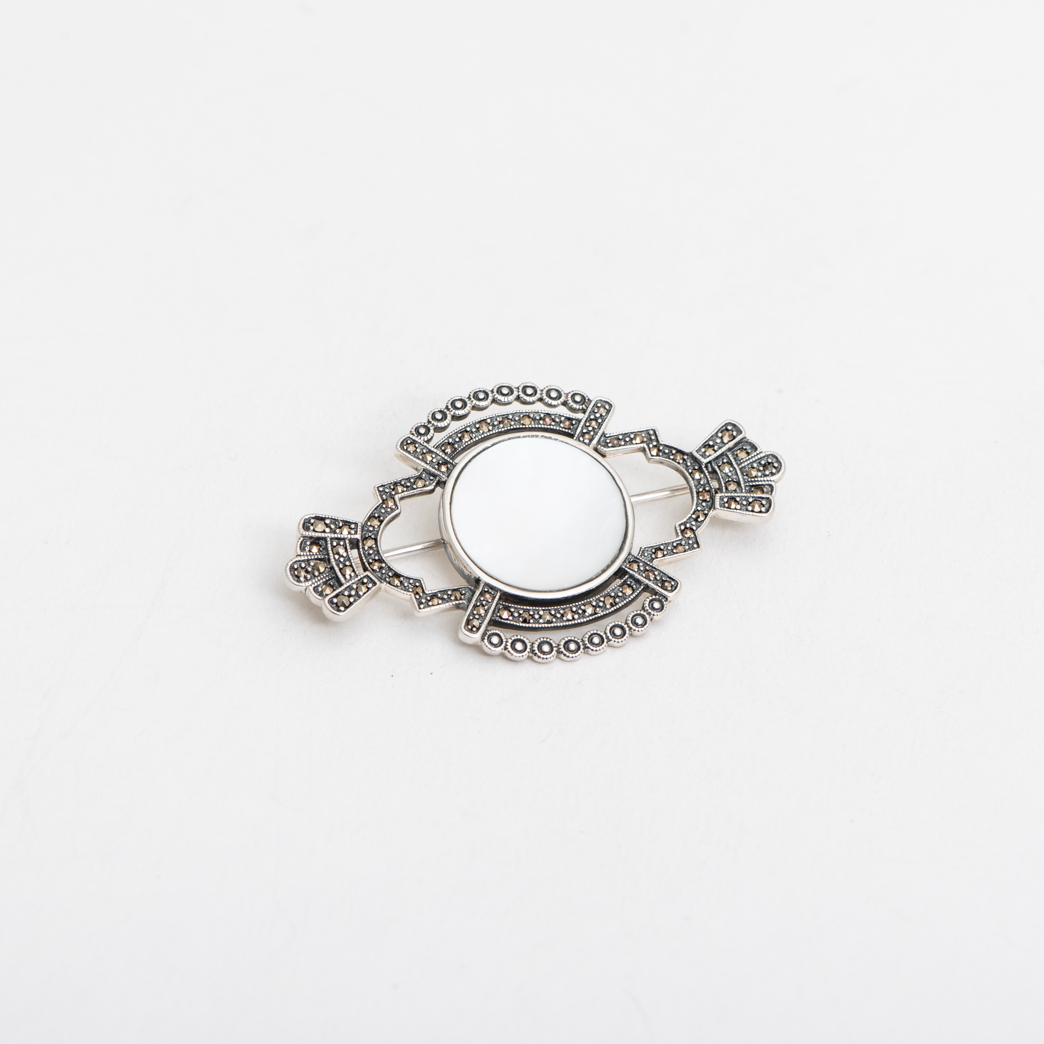 Broche White Isis