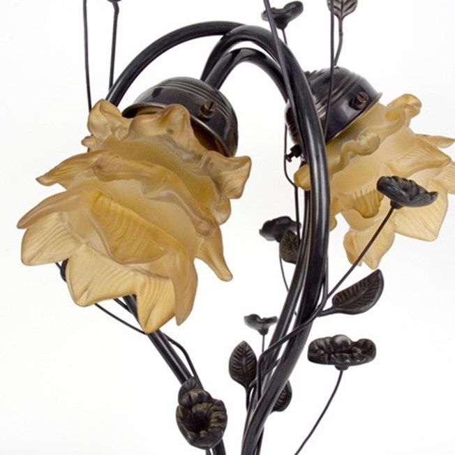 Detail foto glaskappen en bewerkt armatuur van de tafellamp Flower