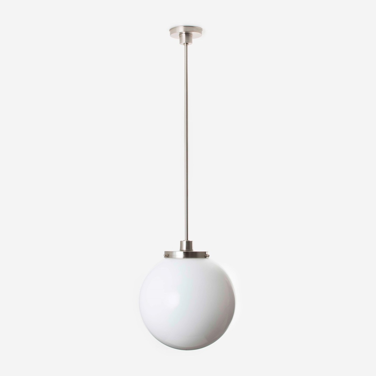 Hanglamp Bol Ø 35 matopaal glas aan een matnikkel armatuur.