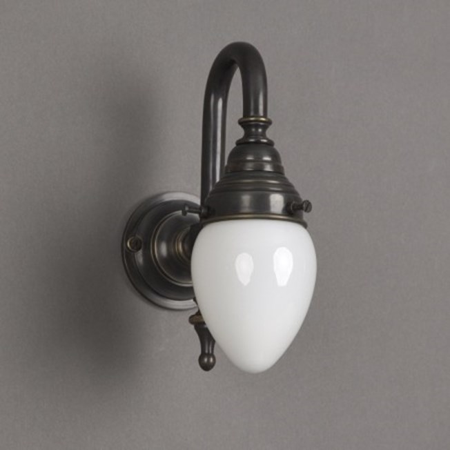 Badkamer wandlamp met bronzen armatuur en kleine, ellips vormige, opaal witte glaskap