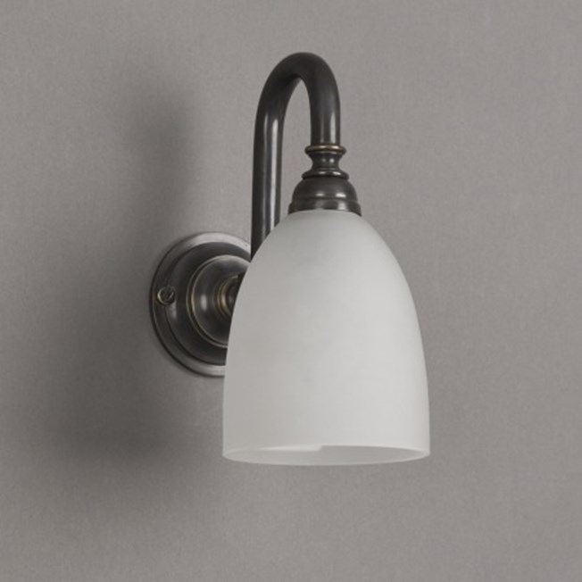 Badkamerlamp beker kleine boog met bronzen armatuur en geetste glaskap