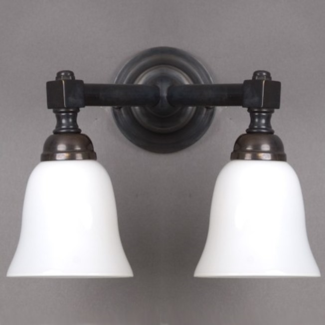 Badkamer wandlamp Bell v-vorm in brons met open,witte glaskappen