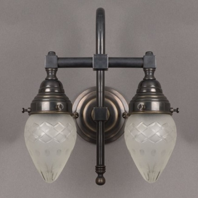 Badkamer wandlamp grote boog met bronzen armatuur en kleine geetste, ellips vormige en rondom geslepen glaskappen