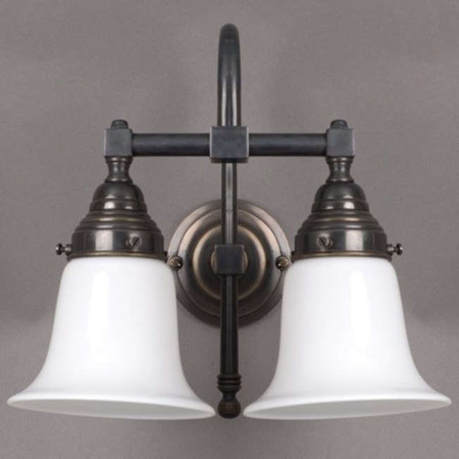 Badkamerlamp Kelkje 2-lichts grote boog met opaal witte, open glaskap en brons armatuur