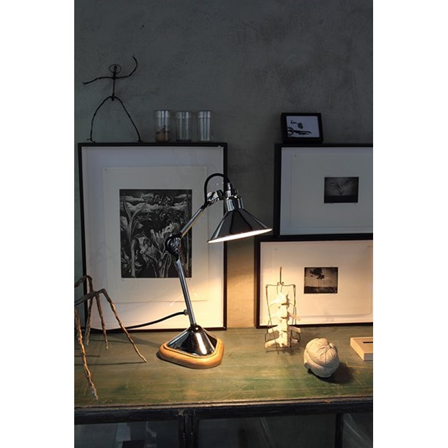 Sfeerfoto Cybèle Bureaulamp/Tafellamp van La Lampe gras,volledig verchroomd en met een eiken basis
